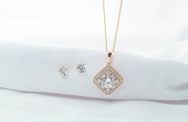 Collar y aretes Rombo brillante con solitario
