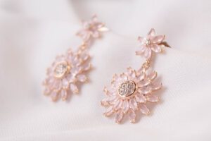 Flores colgantes rosas
