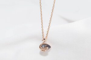 LUXURY_ Cisne con cristal austriaco negro